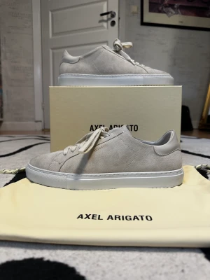 Axel Arigato 41 - Tjena säljer min Arigato skor för det inte är min stil dom är i 41 och bara använda typ 5 gånger jätte bra skick skriv för mer bilder eller frågor 