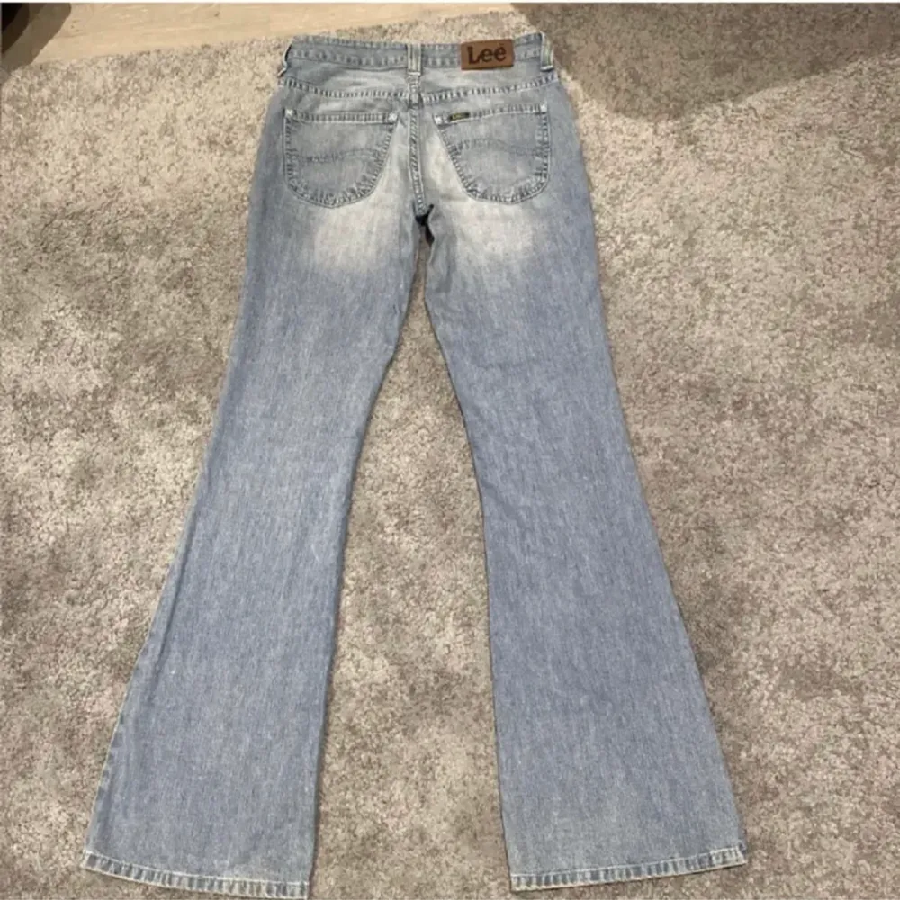 Lägger ut igen pga oseriös köpare. Så snygga jeans ifrån lee som är lågmidjade. Jag är 175 och som man ser på sista bilden går de hela vägen ner.  Skriv vid frågor🤍. Jeans & Byxor.