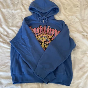 En ljusblå kofta - Detta är en ljusblå kofta med tryck mitt på tröjan<3