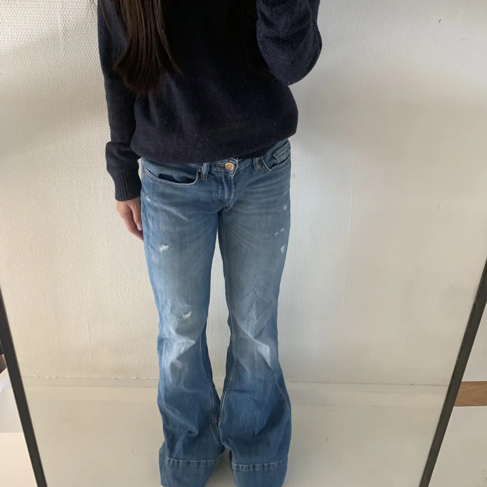 Intressekoll på dessa super fina lågmidjade bootcut jeans från Only som jag säljer då de är för långa i bena för mig. (Ny annons på produkten, köp och få gratis frakt!) . Jeans & Byxor.