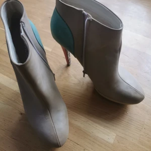 stövlett - stövlett, beige med turkos häl, rosa klack, gul plattform och leopard sula