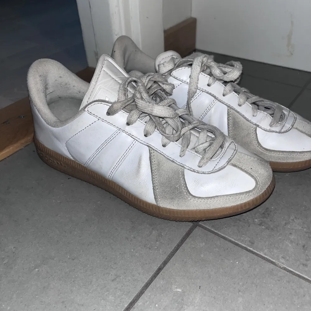 Adidas Army Trainers Använda men hela, storlek 38. Kan mötas upp i centrala Sthlm eller posta men du betalar frakt. . Skor.