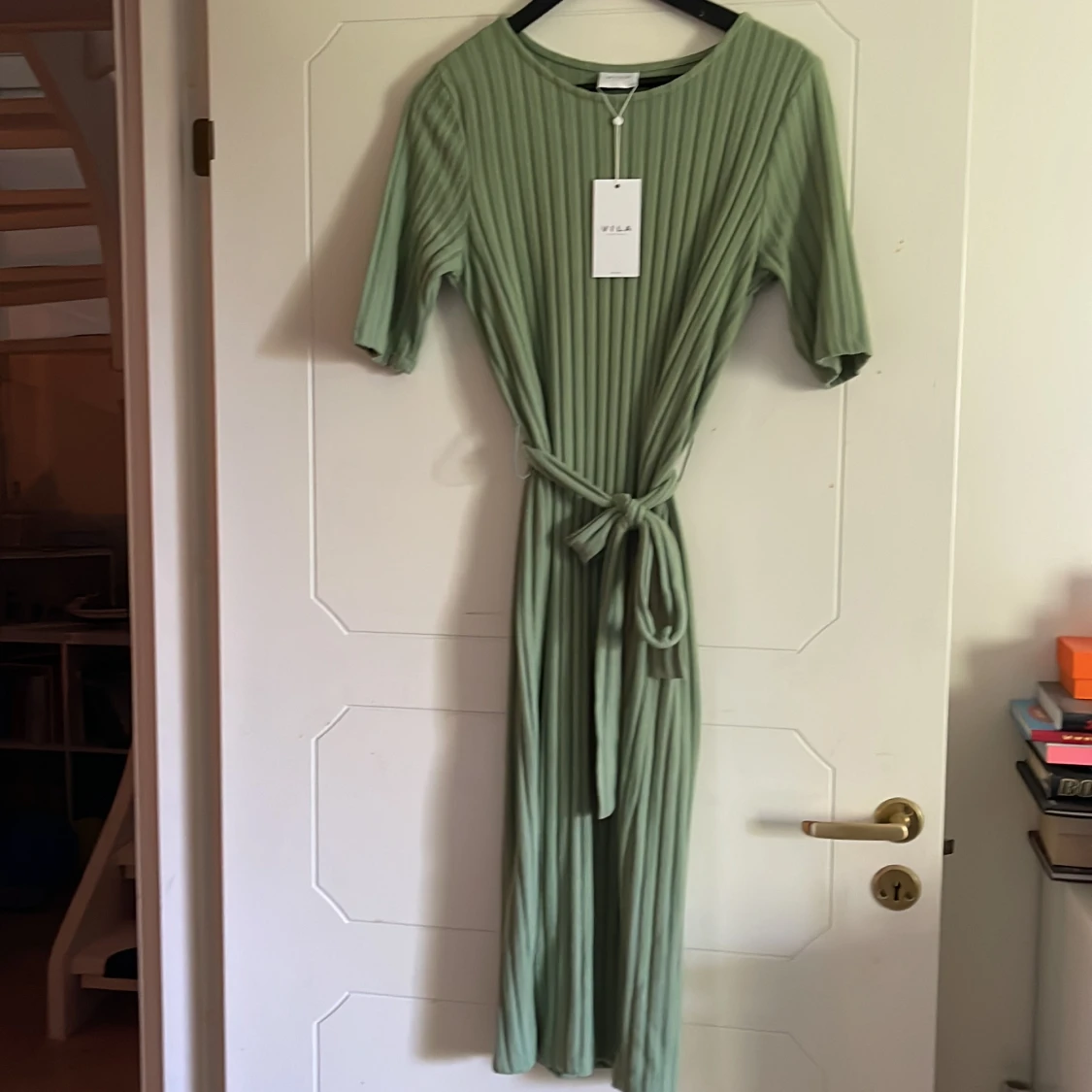 Grön ribbad klänning