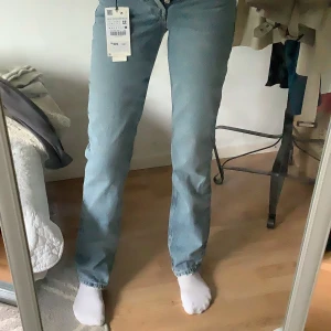 Zara jeans - Mid rise jeans från Zara. Aldrig använda, prislappen kvar. Tror inte dem säljs längre💕💕köpte för 359kr säljer för 250kr👌💕