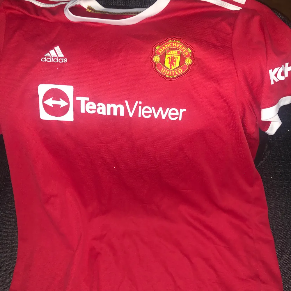 Den e oxå gammal plus har köpt den nyaste❤️ Manchester United home kit season 21/22. T-shirts.