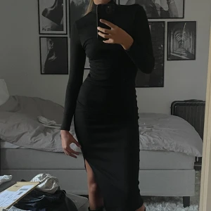 Svart klänning med slit - Svart klänning med liten polokrage och slit! Helt ny och perfekt till hösten och vintern! ❌Läs bio innan du köper/kontaktar❌