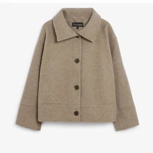 Kappahl jacka - Säljer den superpopulära jackan från Kappahl! Den går inte att köpa på hemsidan längre🤗❤️ perfekt till hösten!!! Storlek är M men passar även mig som är S! 