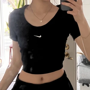 Nike croptop - Säljer denna extremt snygga Nike croptop i super bra kvalite! I nyskick. Kom prov för frågor <3