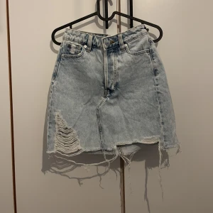 Jeanskjol - Sliten jeanskjol i storlek 32 från H&M, fint skick. 30kr