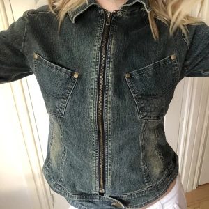 Miss Olaya Jeansjacka  - Snygg Miss Olaya jeansjacka i snygg tvätt. Storlek: M men passar min perfekt som är en S