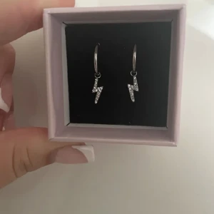 Edblad örhängen  - (FÖRSTA BILDEN ÄR LÅNAD❗️❗️)SVINSNYGGA örhängen från edblad😍 sälj för att dem tyvärr inte har kommit till användning❤️  110kr  + frakt💞 Kontakta mig för frågor eller annat!❤️