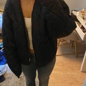 Höst jacka - Säljer dennna höst jacka då jag redan har andra jackor. Passar perfekt nu till hösten💓