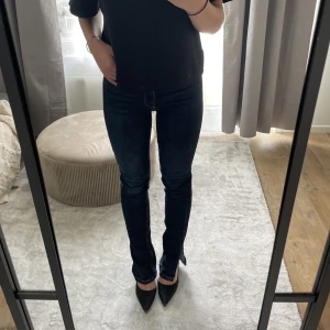Mörkblåa jeans - Mörkblåa slitsjeans från zara. Säljer för att de är en aning små för mig. Storlek 34. Bra skick. 