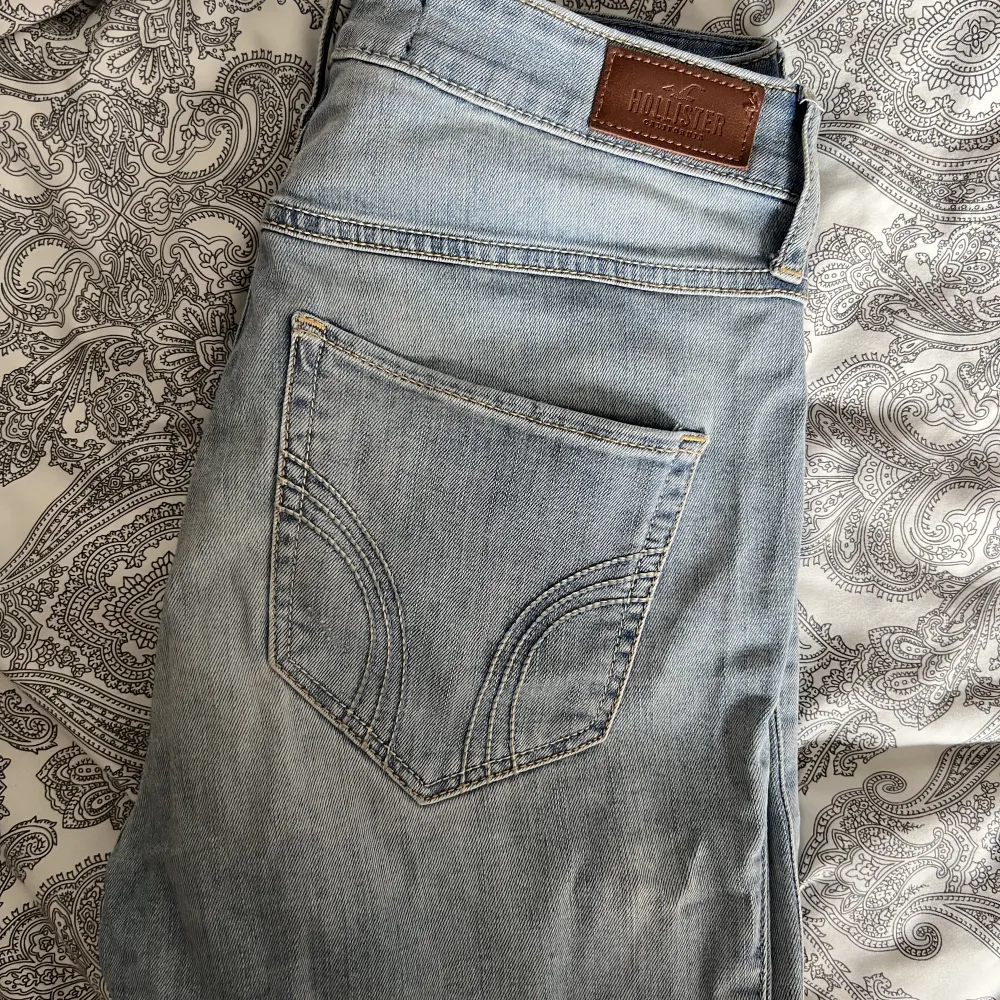 Dessa Hollister jeans har jag själv köpt härifrån Plick men de satt inte som jag tänkt. Är i jättefint skick!. Jeans & Byxor.