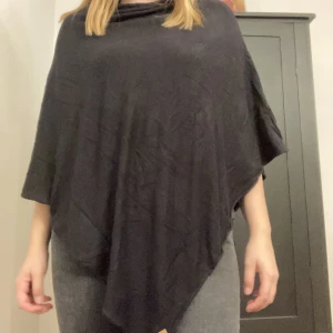 Poncho - Skön svart stickad poncho