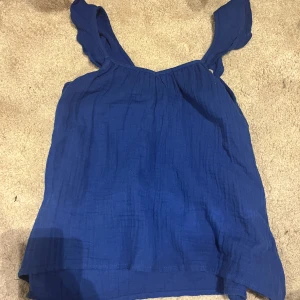 Gullig blus💕 - Säljer denna söta topp från Mango💕Aldrig använd, jättebra skick! Skriv för fler bilder.