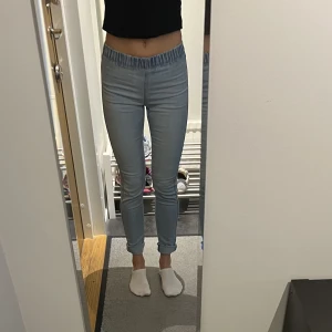 Jeggings  - Ljusblå jeggings från H&M i strl 34. Använda några gånger. 