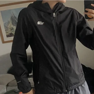 The north face- Quest-jacka  - Följ profilen och få 5% i rabatt   Produktens skick: mycket bra  Storlek: S  Passform: se bild   För mer info, kontakta mig 😀