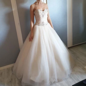 Balklänning  - Använd men i gott skick, Lite sliten i yttersta tyget. Storlek 36 men insydd till 34 i midjan och bysten 