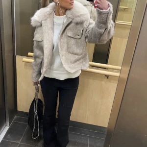 Meotine  - Säljer min skitsnygga meotinejacka som är slutsåld då den inte kommer till användning. 