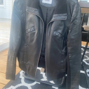 läder jacka - säljer min vero moda läder kappa då jag har flera i andra färger 