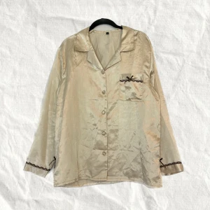 Pyjamas - Pyjamas i storlek L🤎INGA BILDER PÅ! (Då jag är en XL o har för stor byst för denna) Går bra att trycka på köp nu