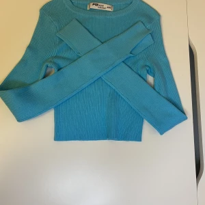 Blå lång ärmad tröja  - Helt oanvänd tröja 