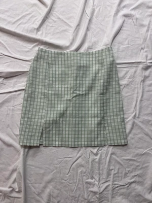 oanvänd kjol - Oanvänd i fint skick! Den är i bra bra material och är inte genomskinlig eller liknande, den var för liten för mig 💚