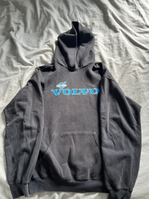 Volvo Hoodie - Säljer då den inte används. Medium men sitter som Small. Köparen står för frakten 