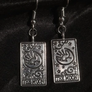 Örhängen med Måne Tarot! 🌙 - ENDAST ETT EXEMPLAR! Troligtvis nickelfria men är du allergiker bör du vara försiktig. Rostfritt! 