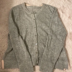 Tröja  - Stickad tröja jätteeee gullig men kommer it till andvändning skriv om frågor ❤️