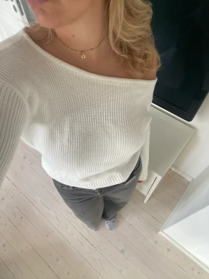 Stickad one-shoulder - Ribbstickad one-shoulder tröja från Even&Odd i strl M/S. Använd ytterst få ggr, tröjan är som ny!