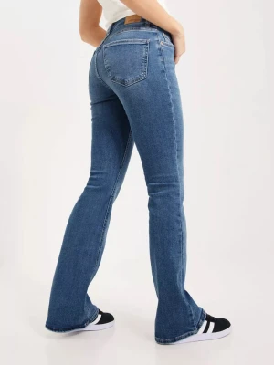 Low waist bootcut jeans  - Snyggaste lågmidjade bootcut jeansen från gina tricot i blå😇