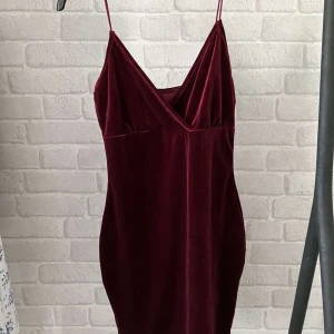 Klänning  - Jätte fin klänning har sytt så att banden skulle bli kortare men inget som sys mycket