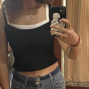 ”Dubbel” linne  - Ny, inte använd, passar s/m. Svart linne med fake vit överkant. Skriv för mer bilder.