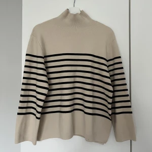 Randig tröja - Randig tröja från HM i storlek XS. Väldigt fint skick då jag knappt använt den.💕