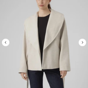 Vero Moda kappa - Säljer nu min endast testade kappa från Vero Moda (den jag säljer är svart och inte beige) den är storlek M men satt likadant som den som var i S, men jag tyckte inte den passade mig riktigt✨🥰