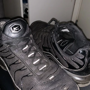 Tn skor - Säljer ett par Tn skor♟️dom är lite sönder inne men det skadar inte foten, säljer dom för 350, använda gangsa länge nu så vill bli av med dom, skriv om du är intresserad😆