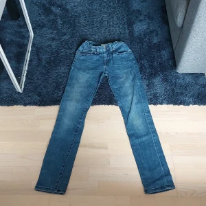 Blåa jeans - Domn är i bra skick. Nästan aldrig använda. Storlek 158 men passar 152.