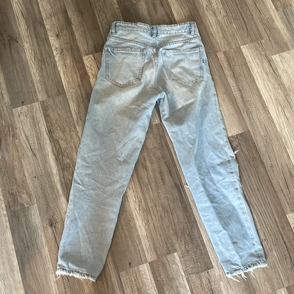 Jätte snygga Jeans från Zara! Storlek 32 Säljes då dom är för små för mig!💕. Jeans & Byxor.