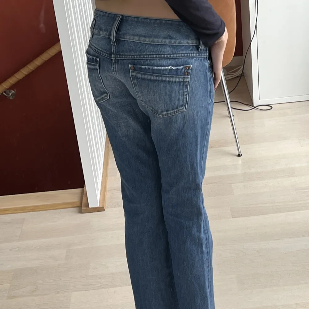 Säljer dessa supersnygga lågmidjade jeans från Diesel, storlek är 27, är lite korta på mig som är 177cm lång. Midjemåttet är 35 cm och innerbensmåttet är 75cm💝. Jeans & Byxor.