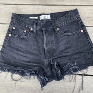 Shorts - As snygga shorts med slitningar från mango! Storlek 32 men skulle absolut säga att de passar 34-36 också🤩🤩