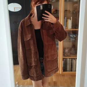 Brun Läderjacka storlek M  - Jättefin brun läderjacka i mocka av märket Eddie Bauer. Jackan är tvättbar. Storlek M. Perfekt läderjacka nu till hösten. 🌟🌟 Fungerar till både kvinnor och män! 