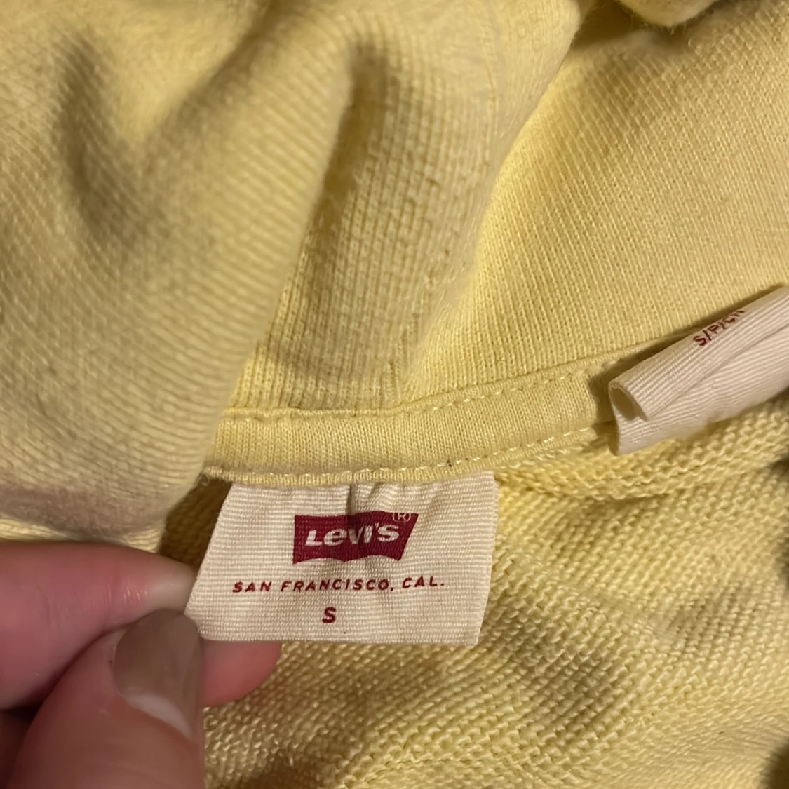 Levis Gul tröja  - 90