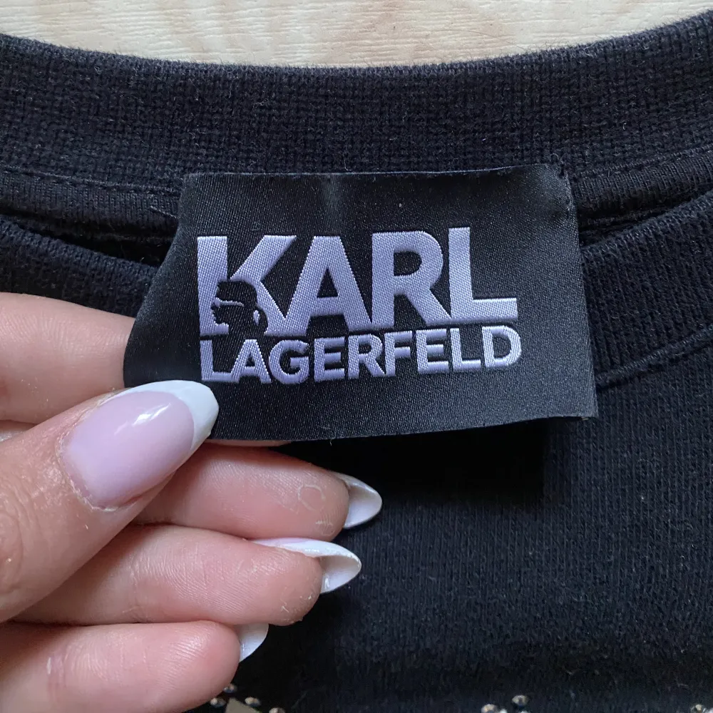 Säljer nu denna fina sweatshirten från Karl Lagerfeld då den inte längre kommer till användning. Står ingen strolek i men skulle säga 36. (De vita är på spegeln inte på tröjan). Tröjor & Koftor.