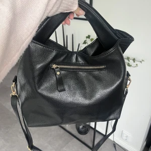 Svart väska  - Svart väska💕 super fint skick