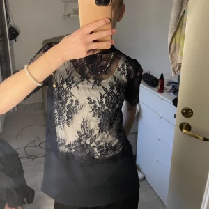 Marinblå spetstopp  - Så så fin topp i spets 🥰 i fint skick. Storlek S