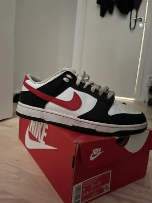Skor - Nike dunk low retro Bra skick inga crese märken bara lite smuts som går att tvätta bort annars väldigt bra.
