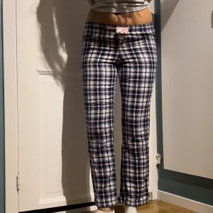 Byxor - Pyjamasbyxor från gina storlek xs! Randiga med lite glitter i