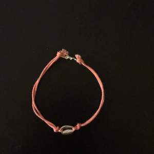 Säljer detta handgjorda rosa armband med en silvrig snäcka💕